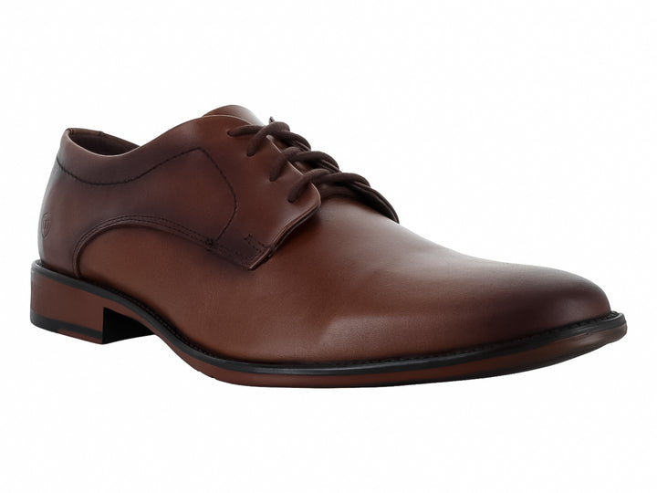 Zapato Oxford para hombre en color café de cuero brillante con cordones y suela negra.