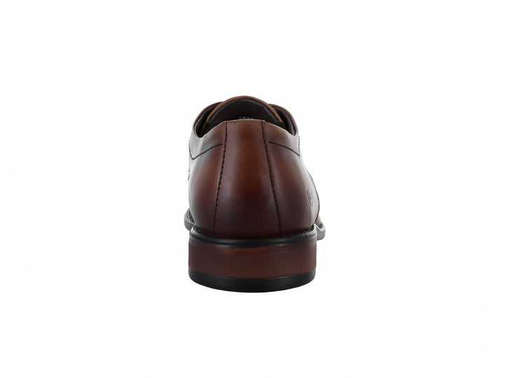 Zapato Oxford para hombre en color café de cuero brillante con cordones y suela negra.
