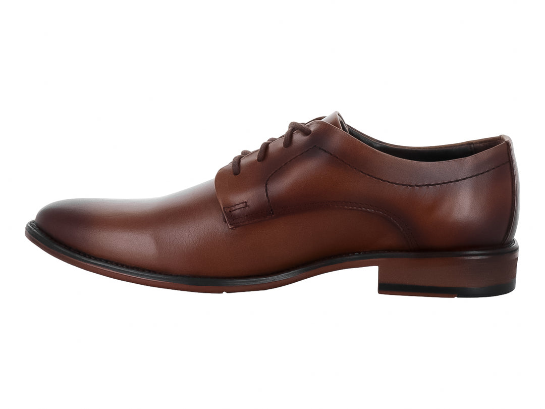Zapato Oxford para hombre en color café de cuero brillante con cordones y suela negra.
