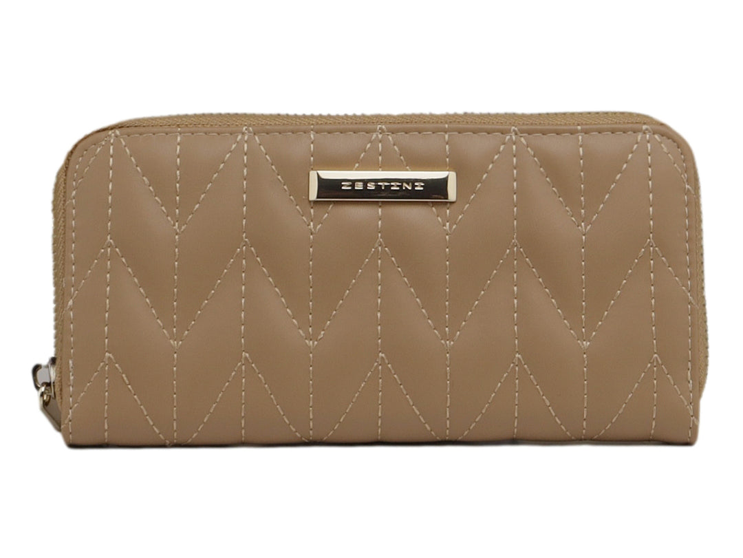 Cartera color marrón de la marca Felianna con diseño acolchado en zigzag y cierre metálico.