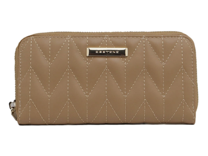 Cartera color marrón de la marca Felianna con diseño acolchado en zigzag y cierre metálico.