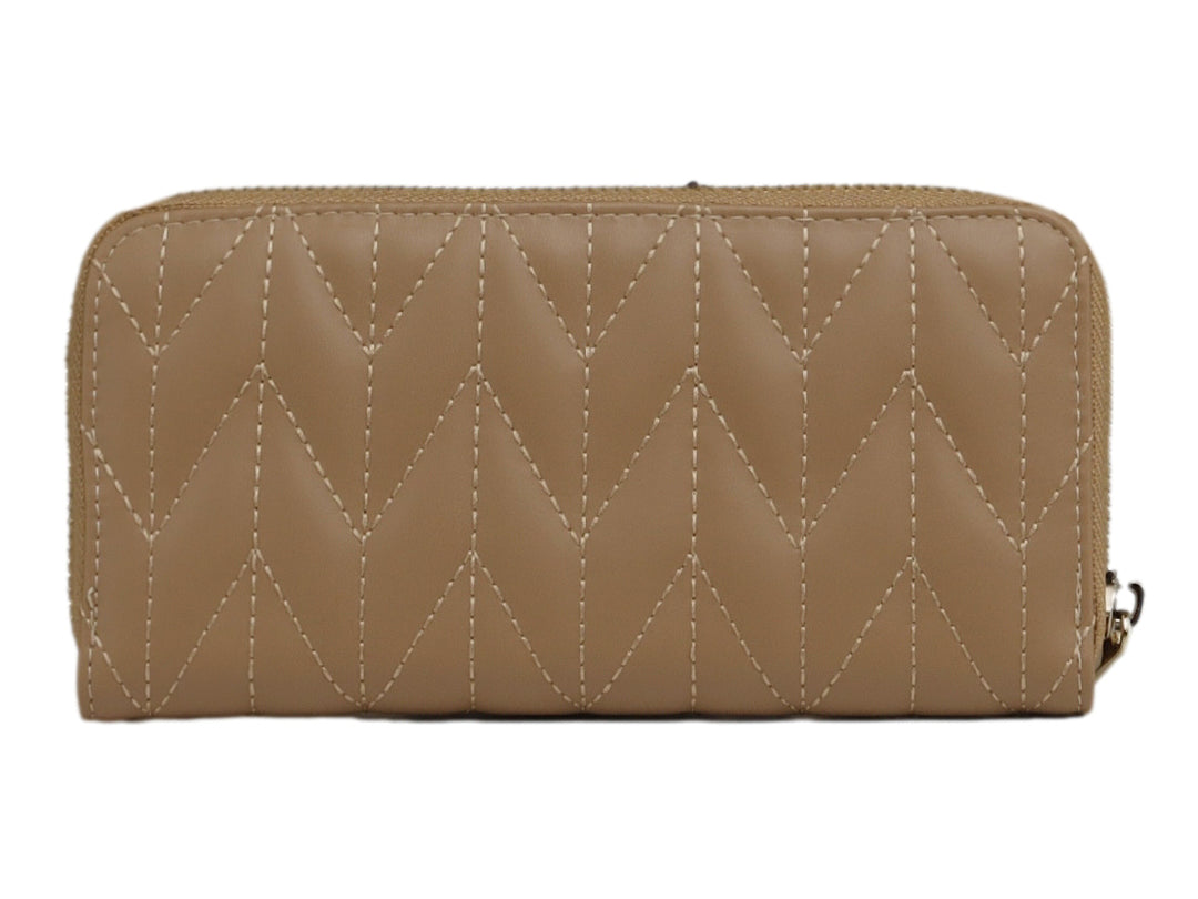 Cartera color marrón de la marca Felianna con diseño acolchado en zigzag y cierre metálico.