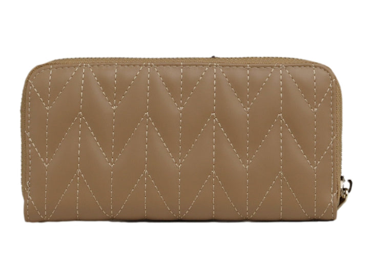 Cartera color marrón de la marca Felianna con diseño acolchado en zigzag y cierre metálico.