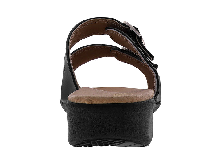 Sandalia negra de cuero con dos correas y hebillas plateadas sobre plantilla beige.