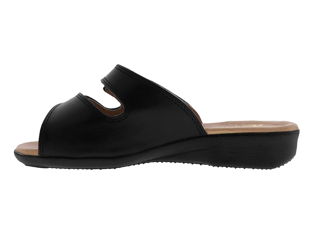 Sandalia negra de cuero con dos correas y hebillas plateadas sobre plantilla beige.