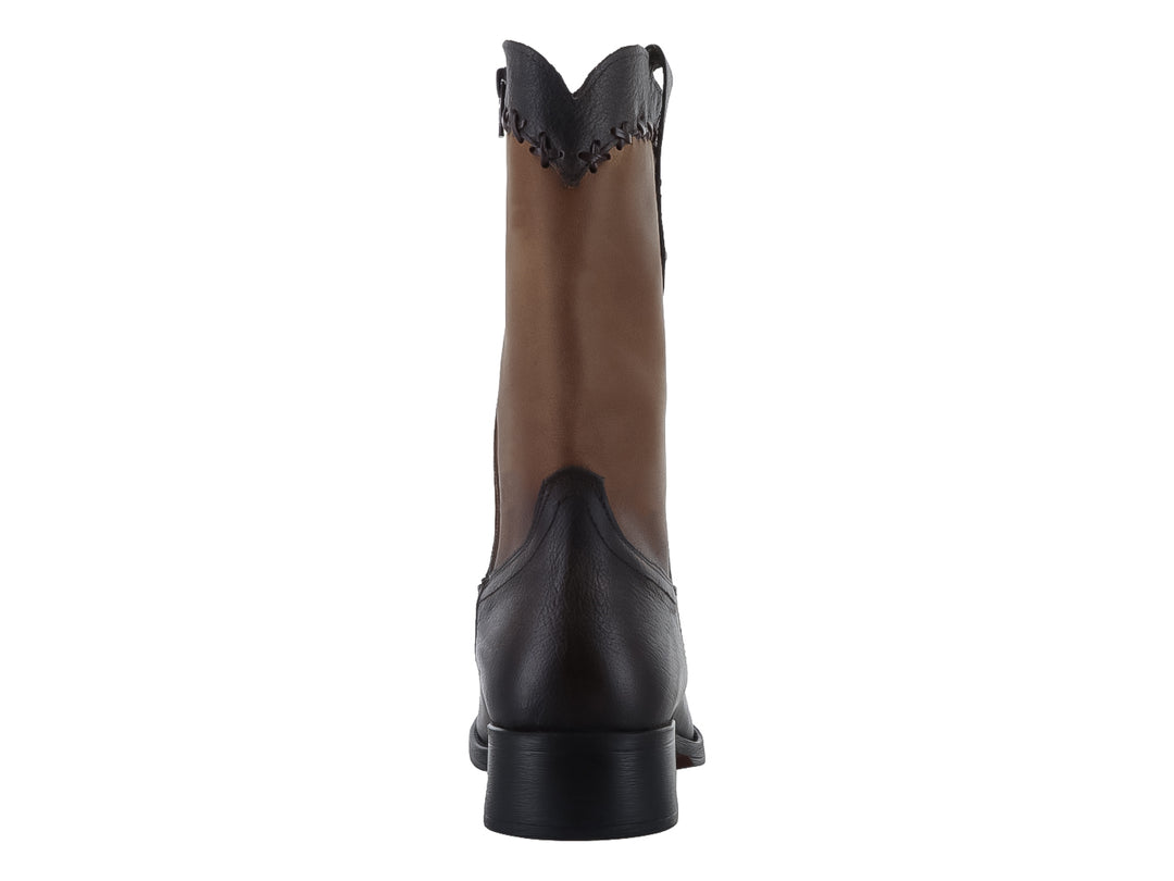 Bota vaquera para hombre en piel de color café con diseño bicolor.