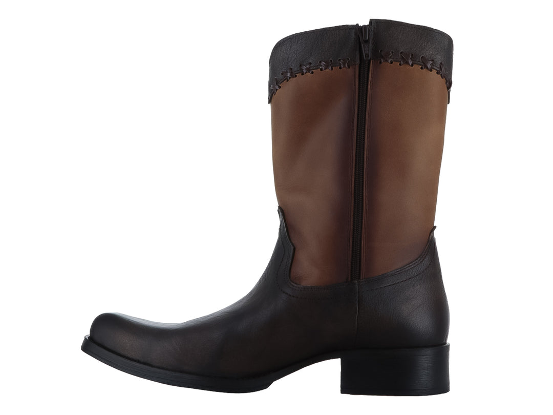 Bota vaquera para hombre en piel de color café con diseño bicolor.
