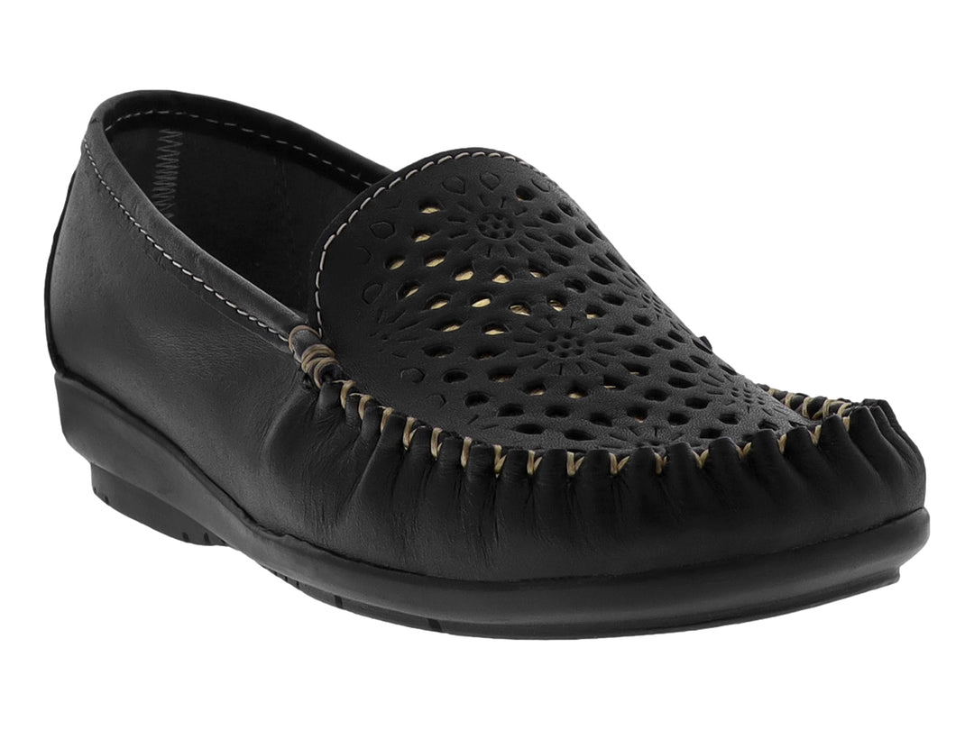Zapato plano negro de cuero con detalles perforados en la parte superior y costuras en contraste.