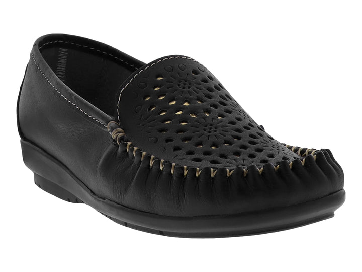 Zapato plano negro de cuero con detalles perforados en la parte superior y costuras en contraste.