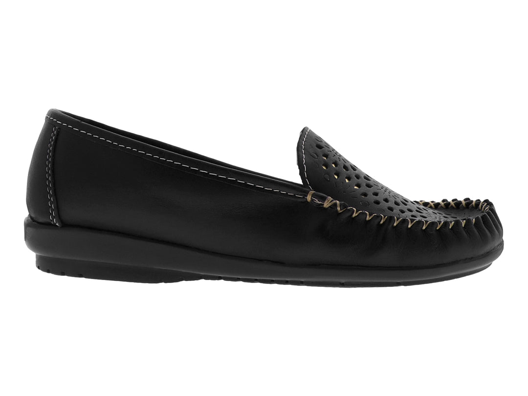 Zapato plano negro de cuero con detalles perforados en la parte superior y costuras en contraste.