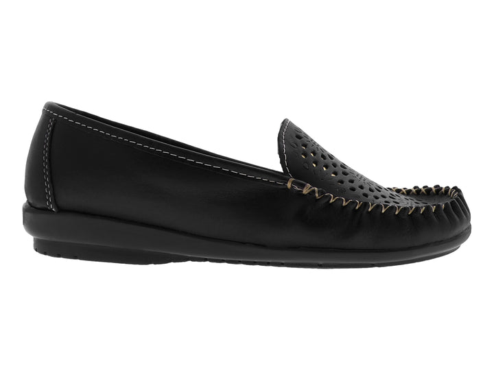 Zapato plano negro de cuero con detalles perforados en la parte superior y costuras en contraste.