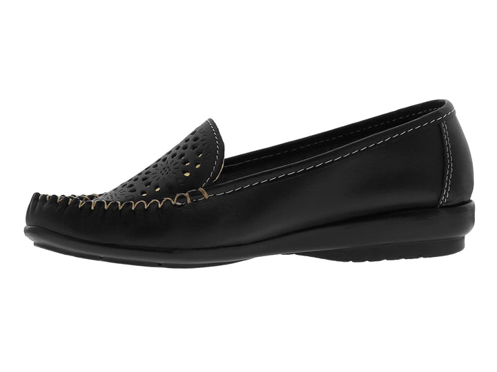 Zapato plano negro de cuero con detalles perforados en la parte superior y costuras en contraste.