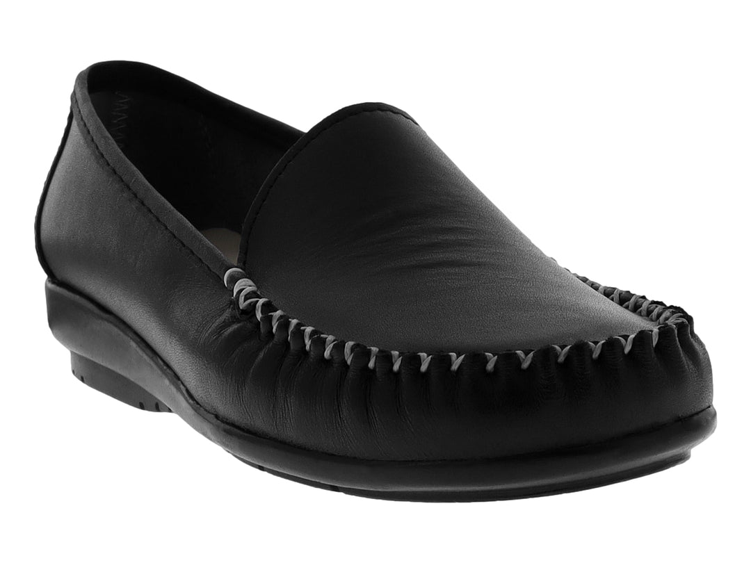 Zapato plano tipo mocasín en color negro con costuras decorativas en la punta.