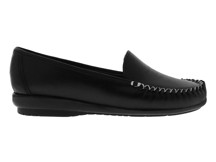 Zapato plano tipo mocasín en color negro con costuras decorativas en la punta.
