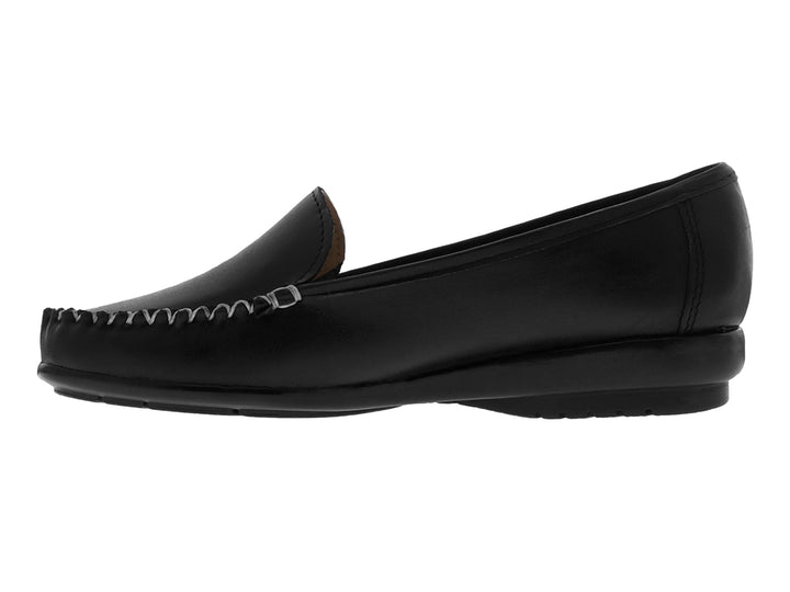 Zapato plano tipo mocasín en color negro con costuras decorativas en la punta.