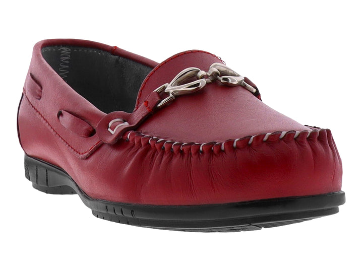 Zapato mocasín rojo de cuero con suela negra y adorno metálico plateado en la parte superior.