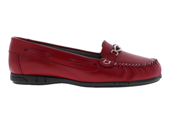 Zapato mocasín rojo de cuero con suela negra y adorno metálico plateado en la parte superior.