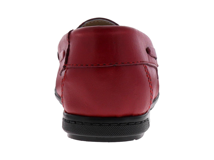 Zapato mocasín rojo de cuero con suela negra y adorno metálico plateado en la parte superior.