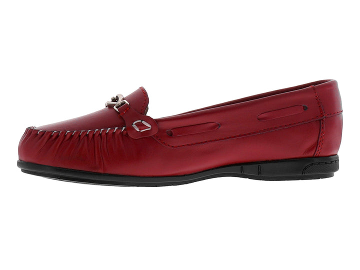 Zapato mocasín rojo de cuero con suela negra y adorno metálico plateado en la parte superior.