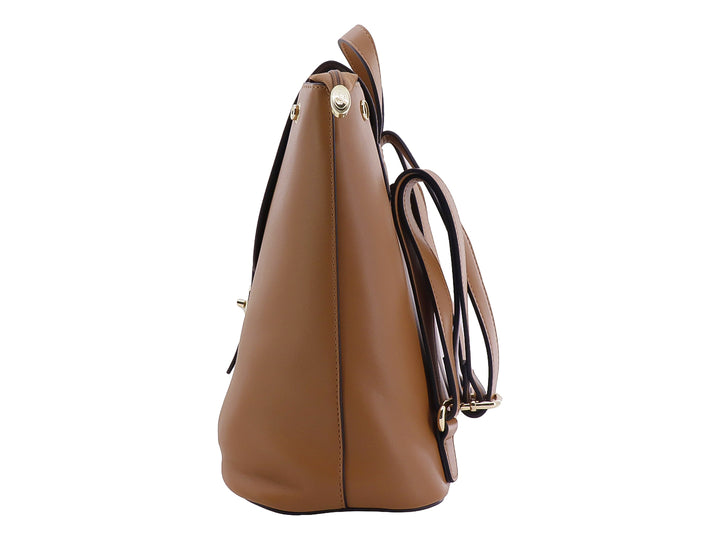 Mochila color café de material sintético liso con solapa frontal y asa superior.