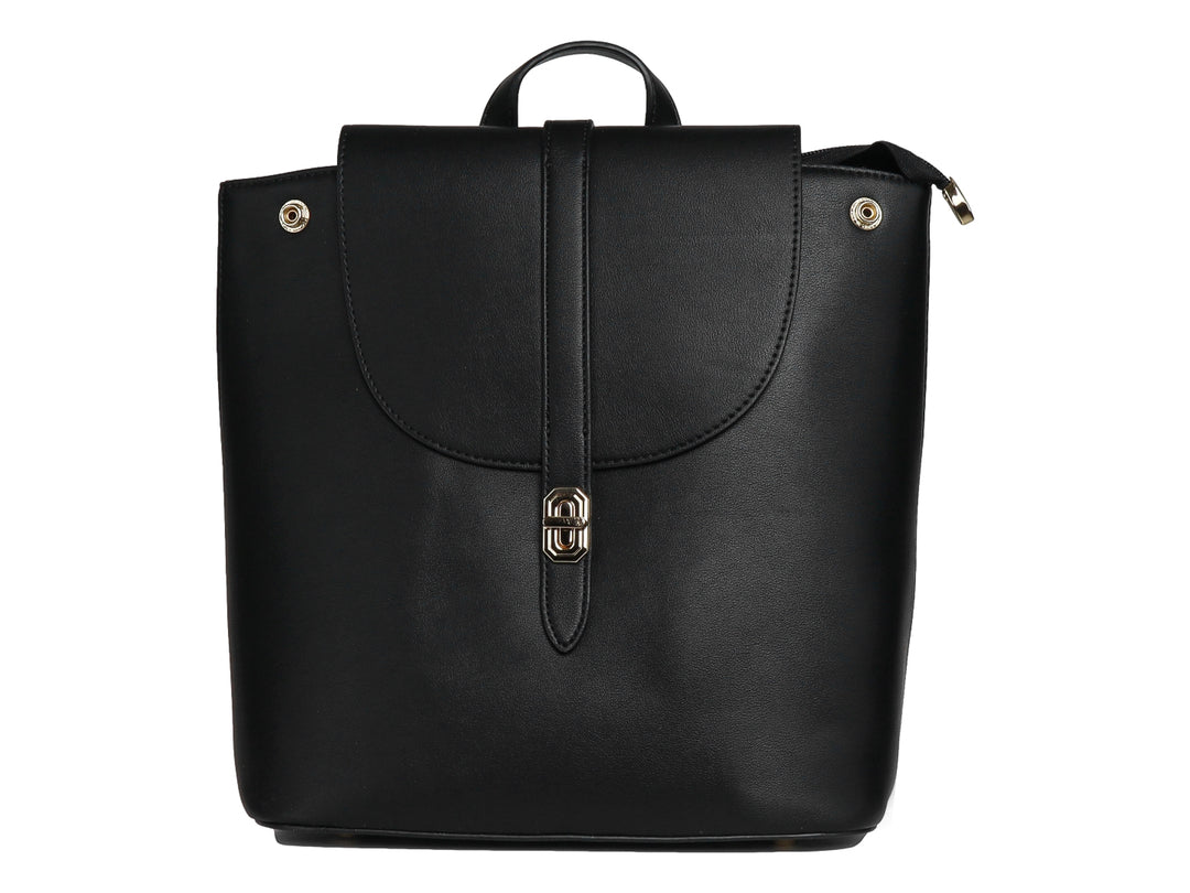 Mochila escolar color negro de material sintético con solapa frontal y detalles dorados.