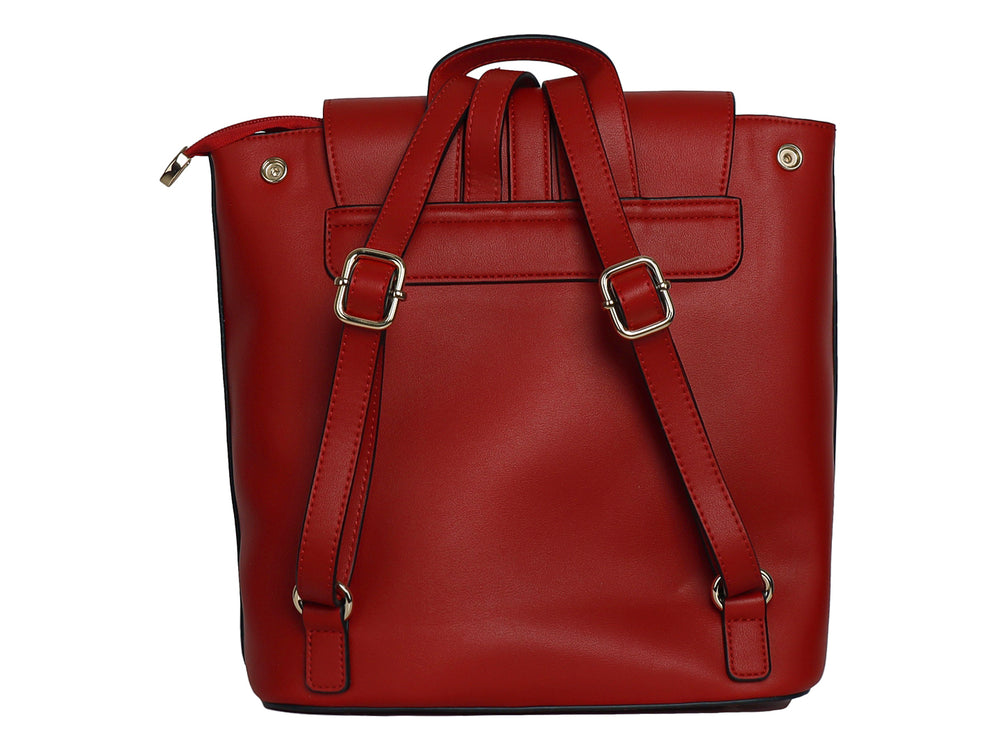 Mochila color rojo de material sintético liso con cierre metálico plateado y asa superior.