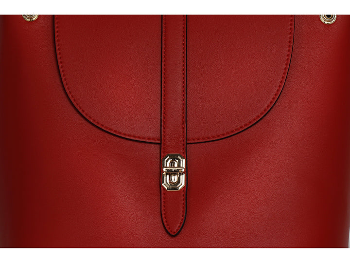 Mochila color rojo de material sintético liso con cierre metálico plateado y asa superior.