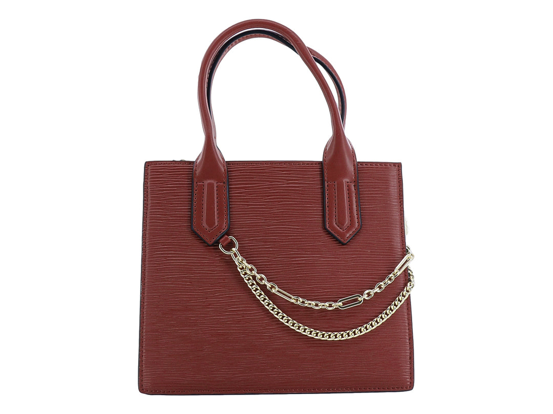 Bolso de mano color rojo con textura rugosa, asas superiores y detalle de cadena dorada decorativa.
