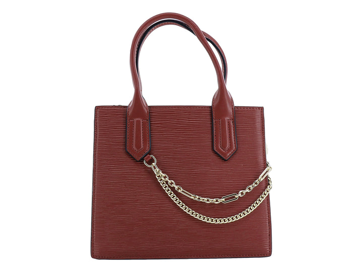 Bolso de mano color rojo con textura rugosa, asas superiores y detalle de cadena dorada decorativa.