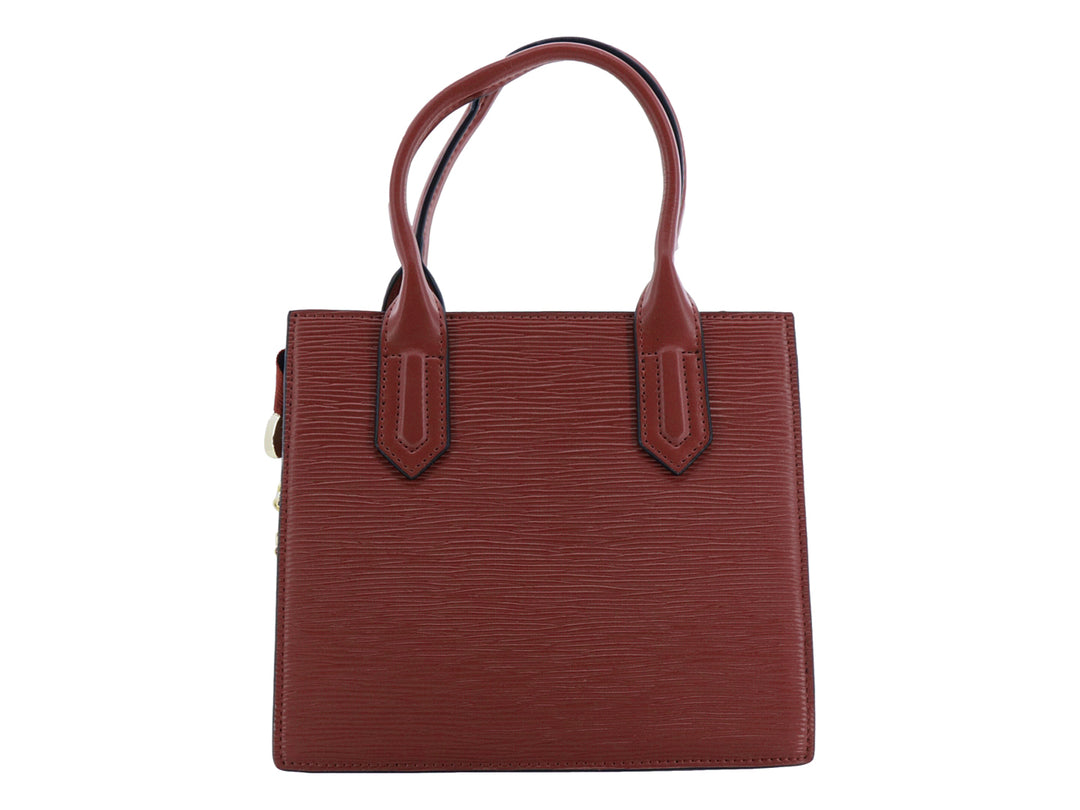 Bolso de mano color rojo con textura rugosa, asas superiores y detalle de cadena dorada decorativa.
