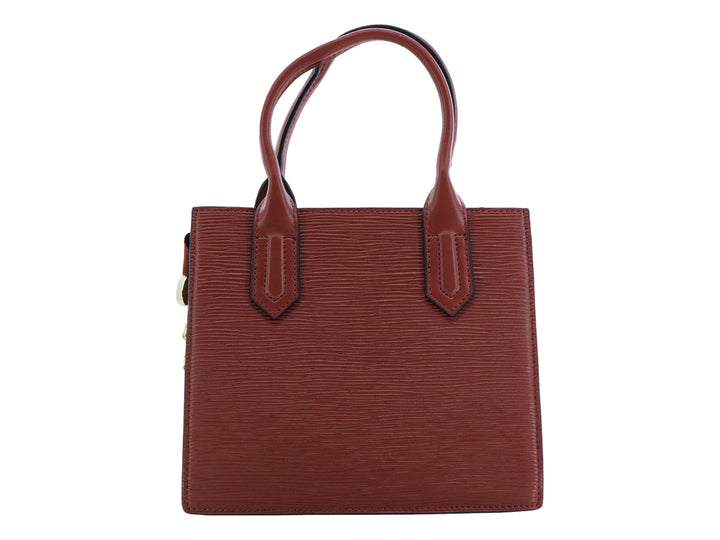 Bolso de mano color rojo con textura rugosa, asas superiores y detalle de cadena dorada decorativa.
