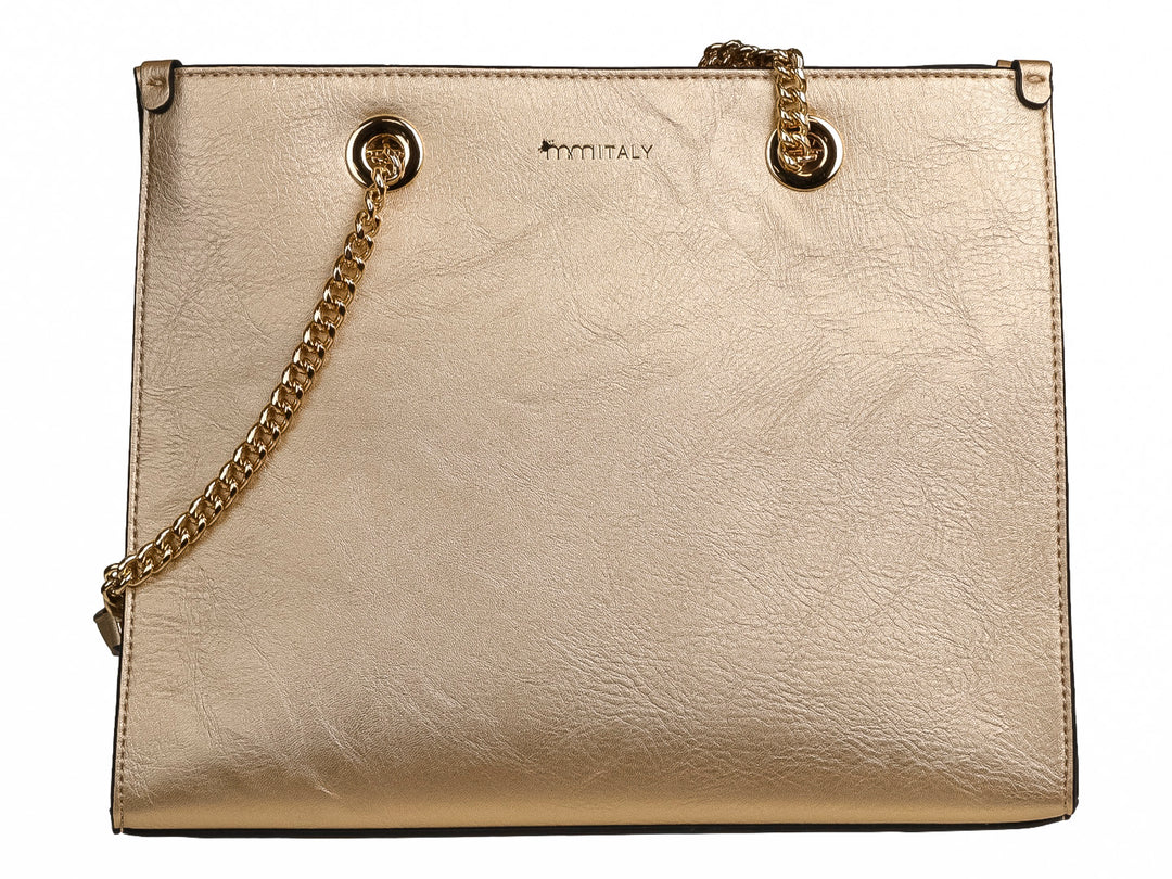 Bolso de hombro rectangular color oro con correa de cadena metálica y acabado brillante.