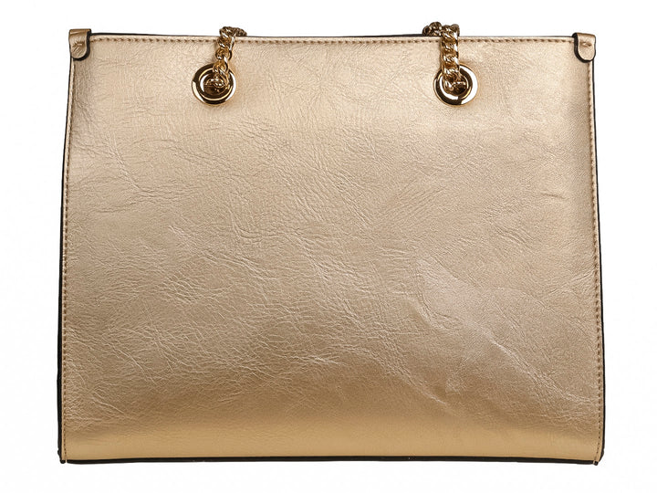 Bolso de hombro rectangular color oro con correa de cadena metálica y acabado brillante.