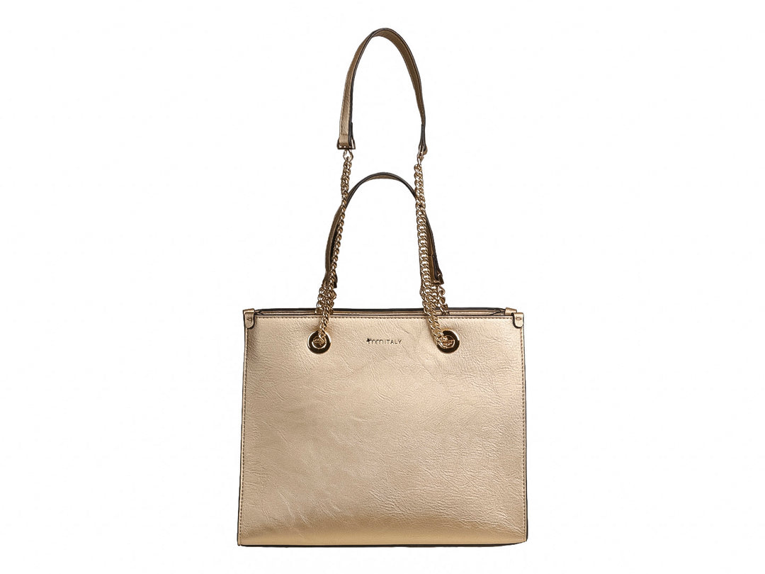 Bolso de hombro rectangular color oro con correa de cadena metálica y acabado brillante.