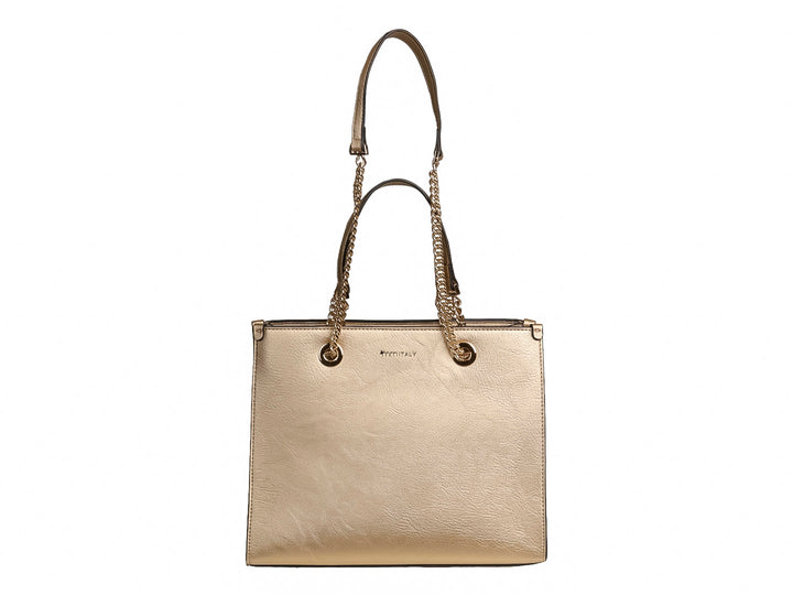Bolso de hombro rectangular color oro con correa de cadena metálica y acabado brillante.