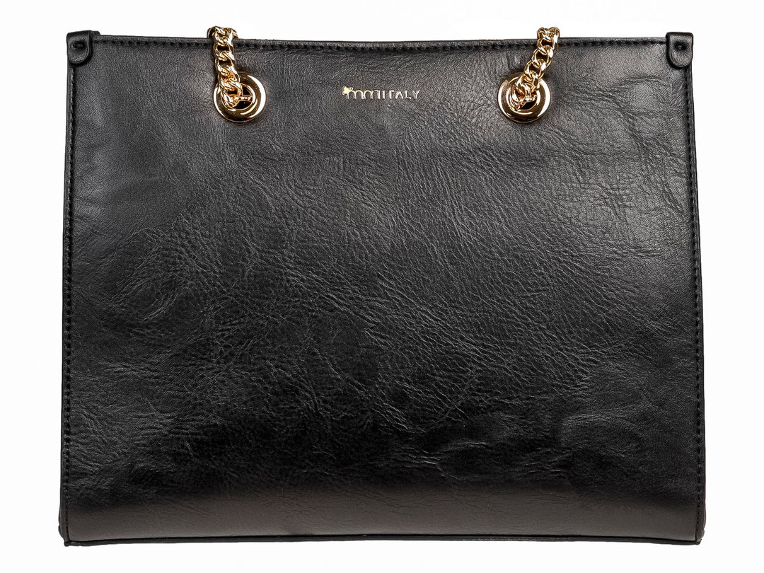 Bolsa negra de material sintético con asas de cadena dorada.