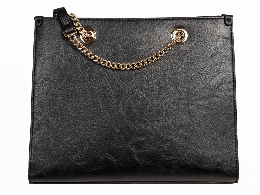 Bolsa negra de material sintético con asas de cadena dorada.