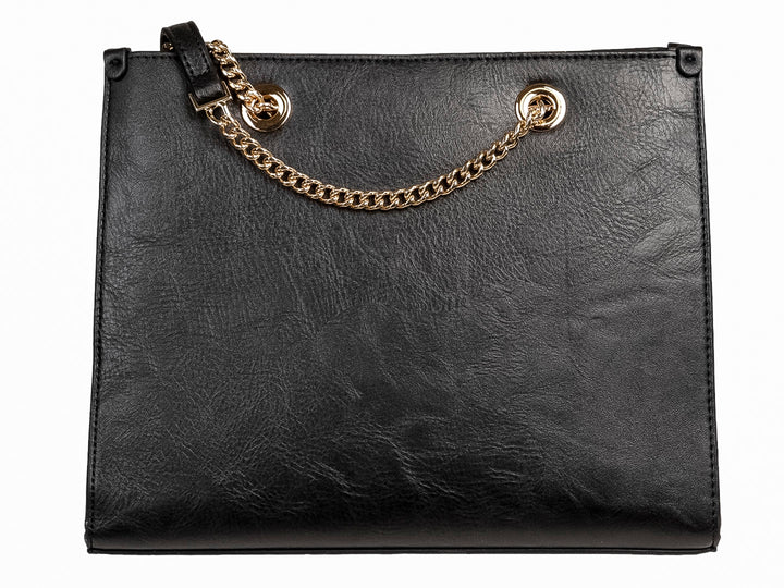 Bolsa negra de material sintético con asas de cadena dorada.