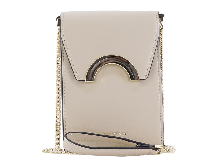 Bolso de hombro color crema con solapa, detalle metálico dorado semicircular y correa de cadena dorada.