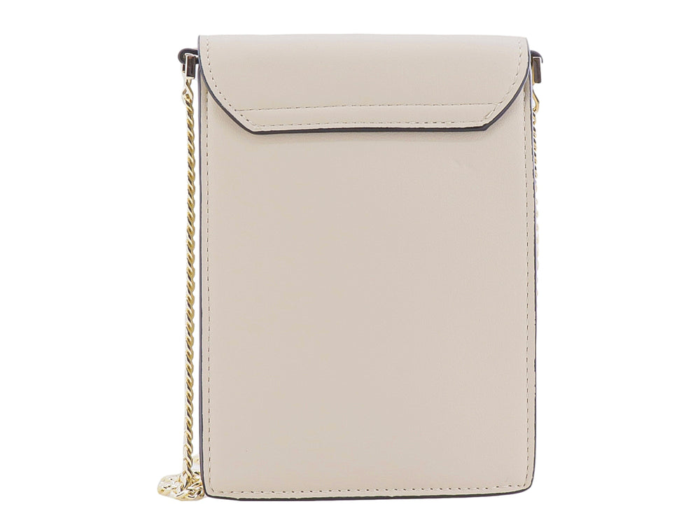 Bolso de hombro color crema con solapa, detalle metálico dorado semicircular y correa de cadena dorada.
