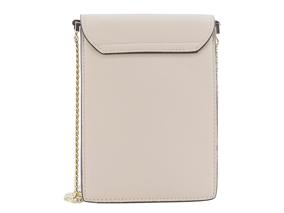 Bolso de hombro color crema con solapa, detalle metálico dorado semicircular y correa de cadena dorada.