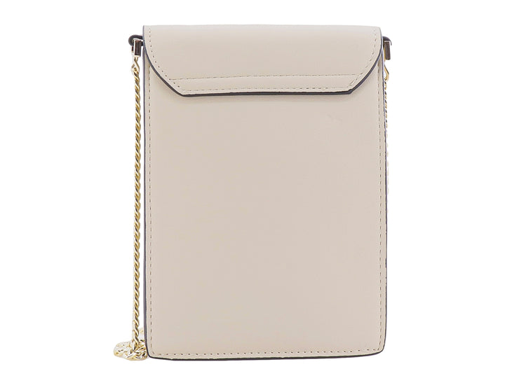 Bolso de hombro color crema con solapa, detalle metálico dorado semicircular y correa de cadena dorada.