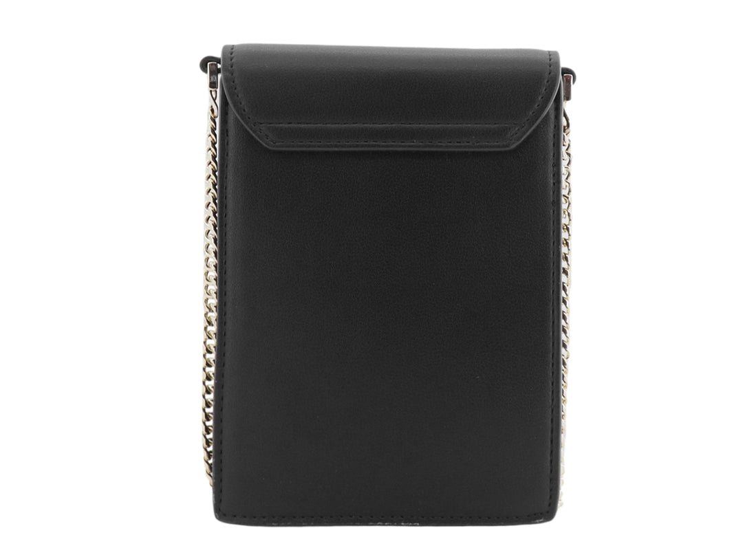 Bolso negro rectangular con correa de cadena dorada y detalle metálico semicircular.