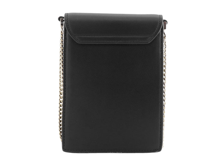 Bolso negro rectangular con correa de cadena dorada y detalle metálico semicircular.