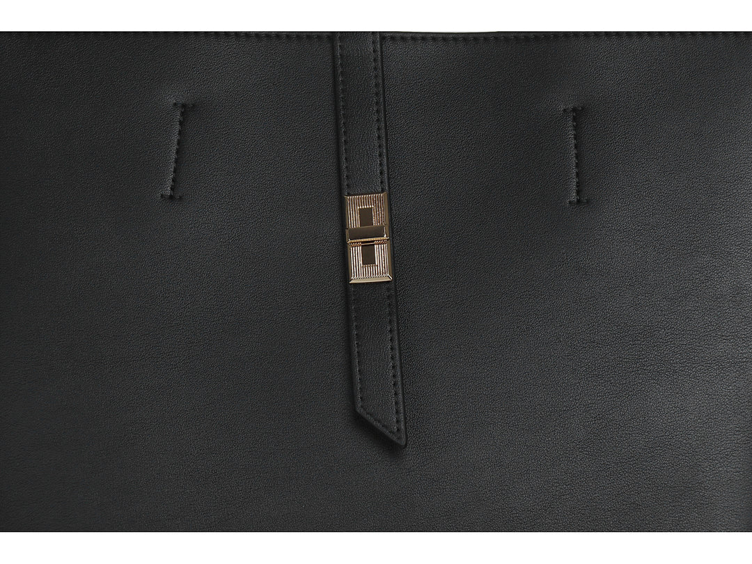 Bolsa tipo tote de color negro con asas largas y detalle metálico central.