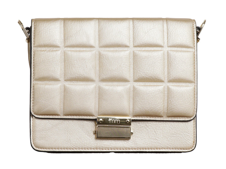 Bolso rectangular color oro con textura acolchada y cierre metálico frontal.