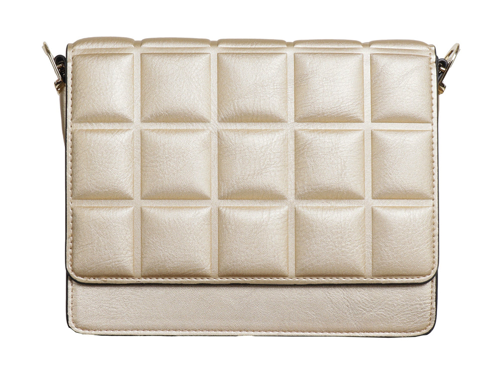 Bolso rectangular color oro con textura acolchada y cierre metálico frontal.