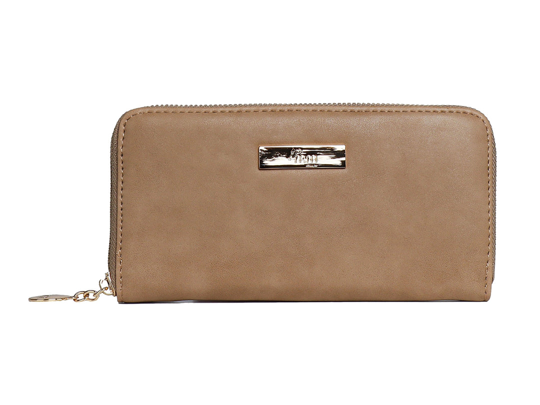 Cartera de color beige con cierre dorado y placa metálica frontal sobre fondo blanco.