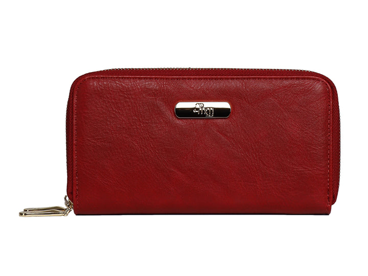 Cartera de color vino con cierre perimetral y detalle metálico central sobre fondo blanco.