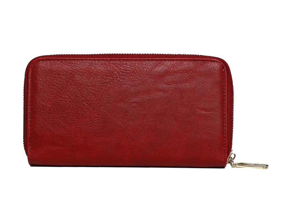 Cartera de color vino con cierre perimetral y detalle metálico central sobre fondo blanco.